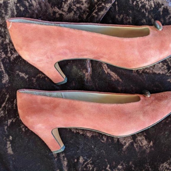 Vintage 1980s Designer Evan-Picone Suede 2-1/4" Heels Pumps, Pewter Accent 7.5 - Picture 9 of 16